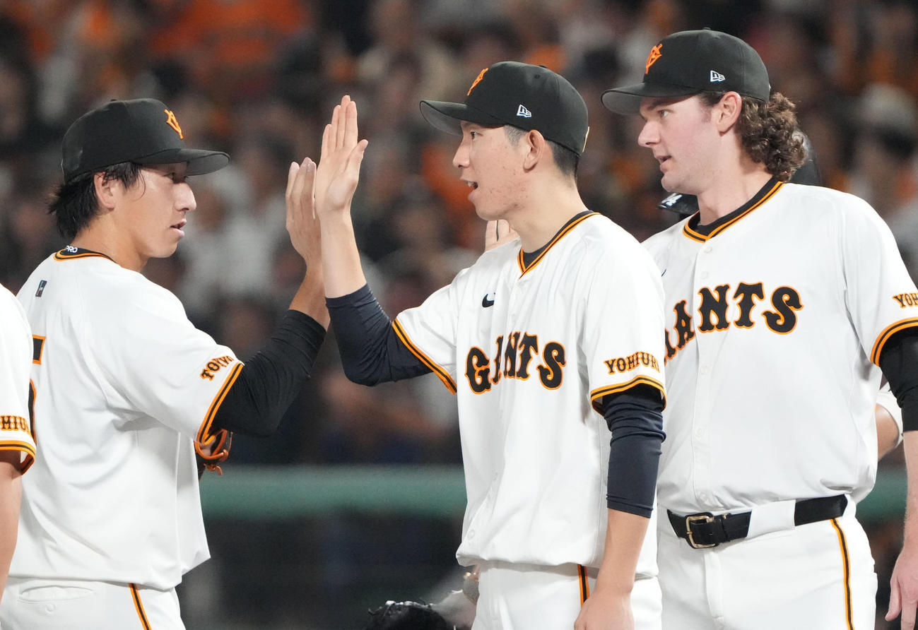 巨人対ヤクルト　試合終了、ナインを迎える戸郷（中央）（撮影・森本幸一）