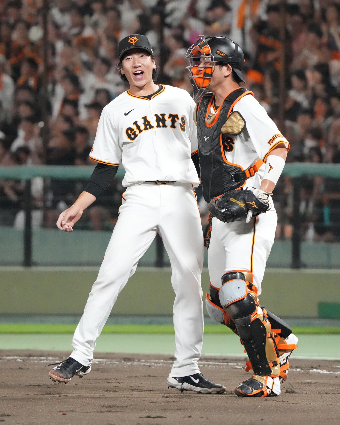 巨人対ヤクルト　試合終了、大城卓と喜ぶ大勢（左）（撮影・森本幸一）