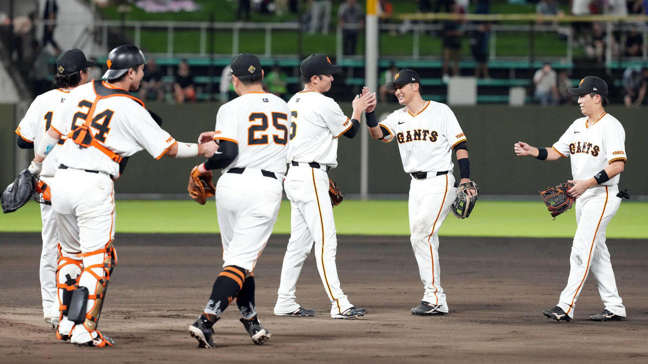 巨人対ヤクルト　ヤクルトに勝利した巨人（撮影・たえ見朱実）