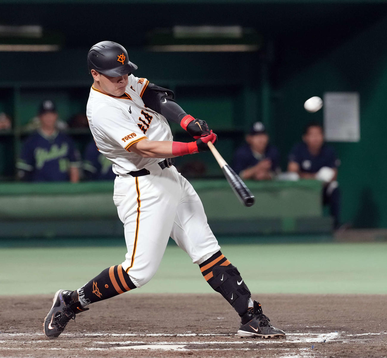 巨人対ヤクルト　5回裏巨人2死一、三塁、右越えに3点本塁打を放つ岡本和（撮影・たえ見朱実）