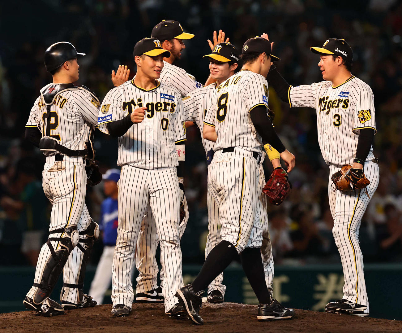 阪神対中日　中日に勝利した阪神ナインはハイタッチで勝利を喜ぶ（撮影・上田博志）