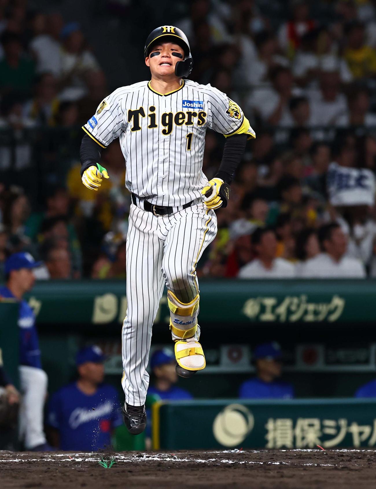 阪神対中日　6回裏阪神2死一、二塁、三直に倒れた森下はジャンプして悔しがる（撮影・上田博志）