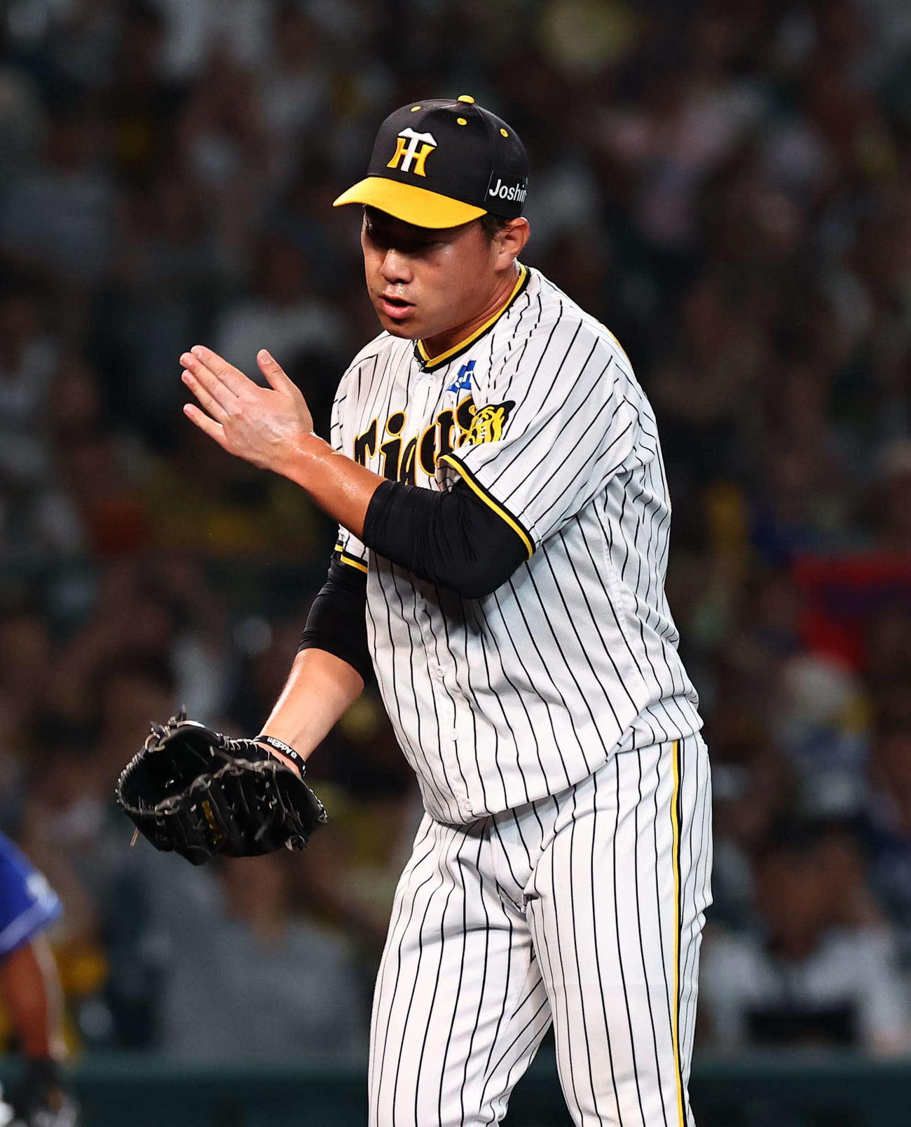 阪神対中日　6回表中日2死二、三塁、山本から三振を奪った桐敷はグラブをたたく（撮影・上田博志）