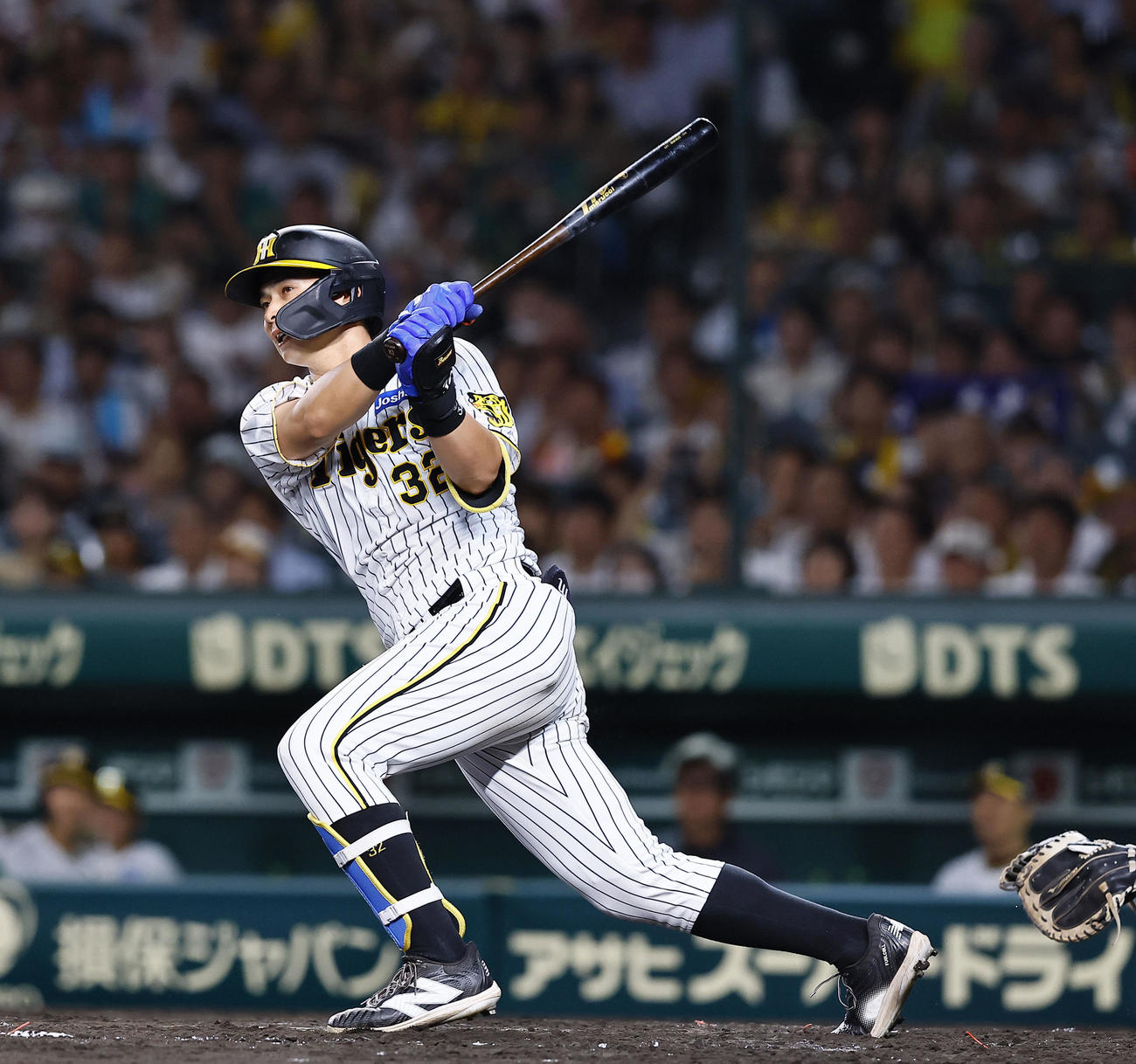 阪神対中日　5回裏阪神2死一塁、井上は左越えに二塁打を放つ（撮影・藤尾明華）