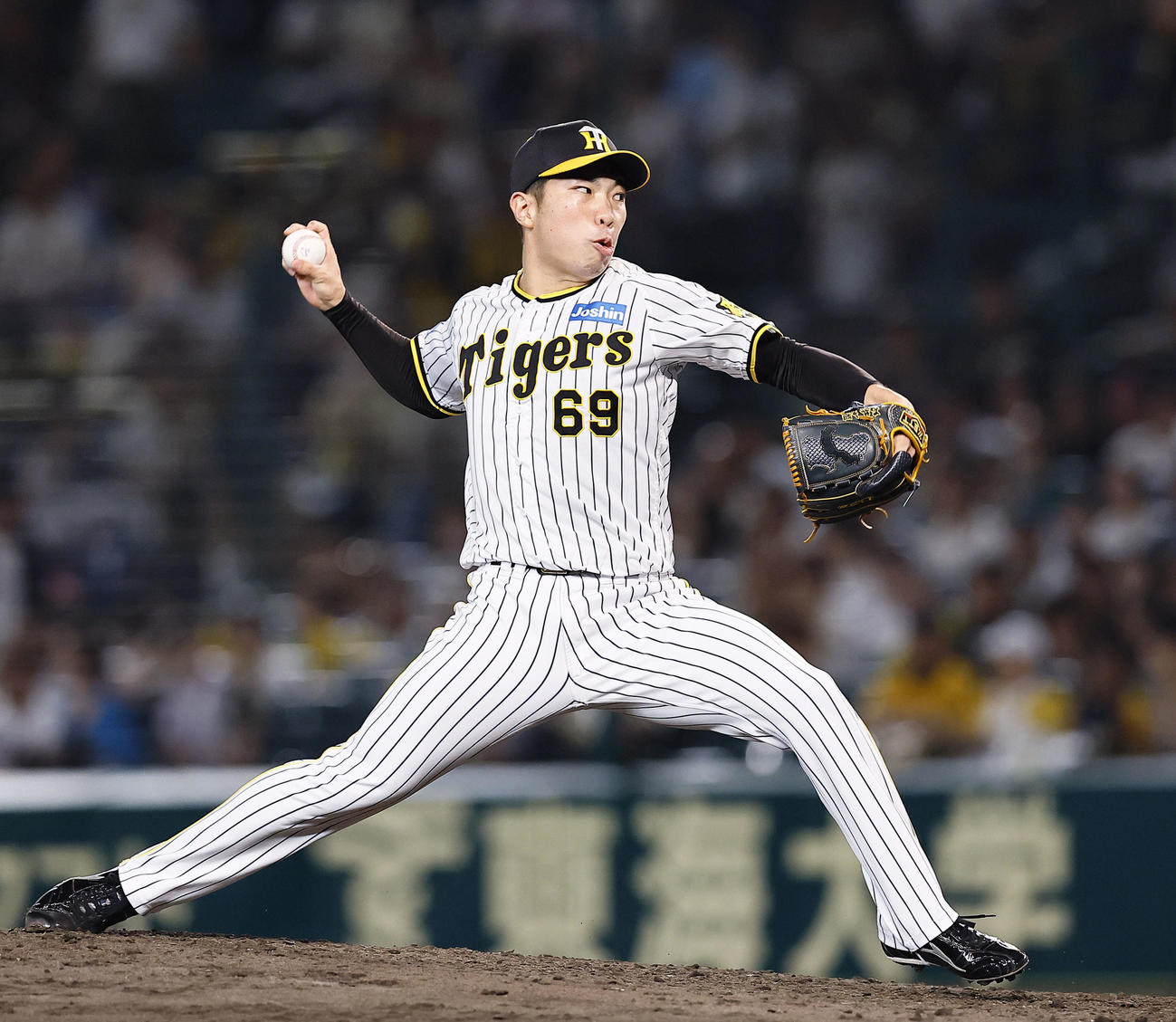 阪神対中日　7回、3番手で登板した阪神石井（撮影・藤尾明華）
