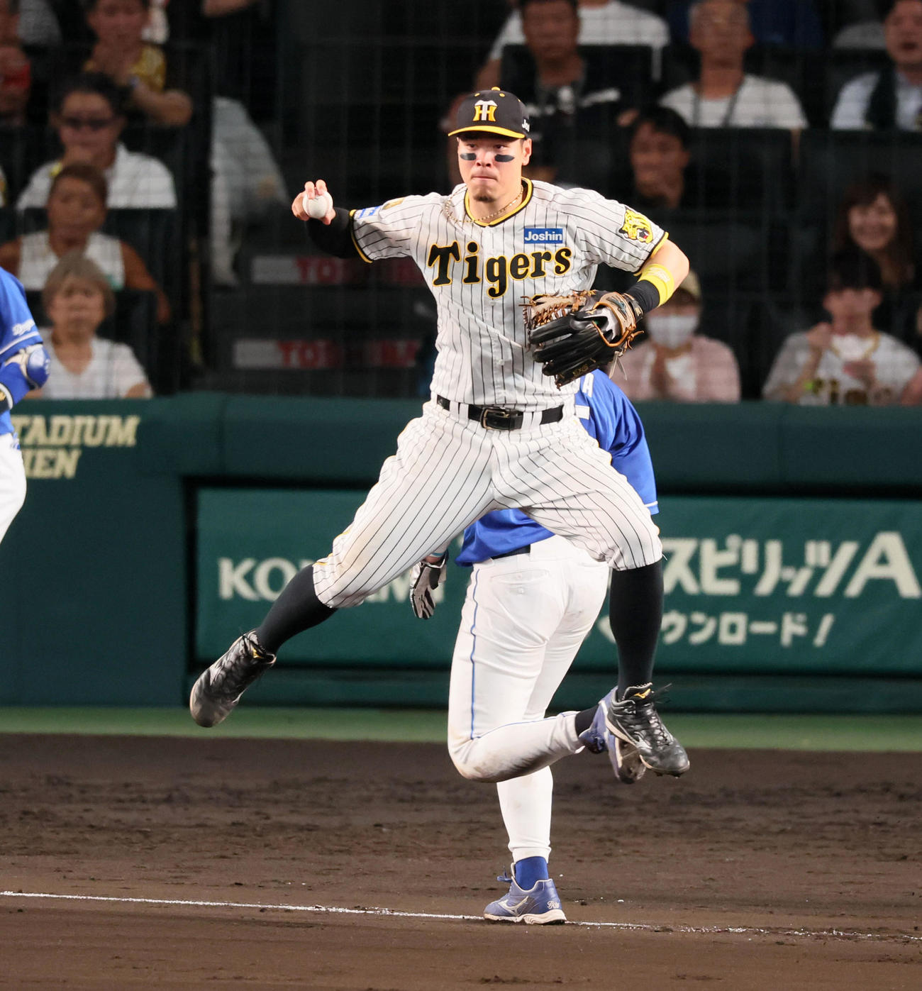阪神対中日　6回表中日1死一、三塁、佐藤輝は岡林の一ゴロで木下を三本間で挟殺し、反転ジャンプで他走者の動きを確認する（撮影・加藤哉）