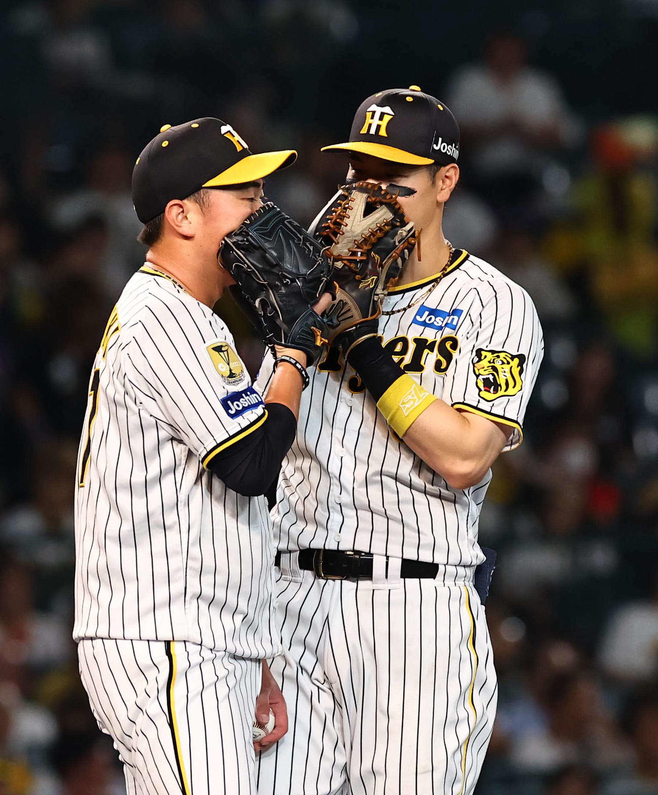 阪神対中日　6回表中日1死一、三塁、桐敷（左）と言葉を交わす佐藤輝（撮影・上田博志）