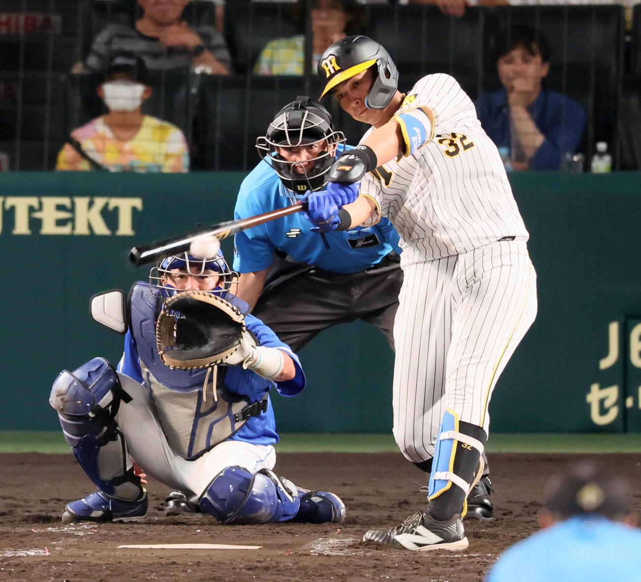 阪神対中日　5回裏阪神2死一塁、井上は左二塁打を放つ（撮影・加藤哉）