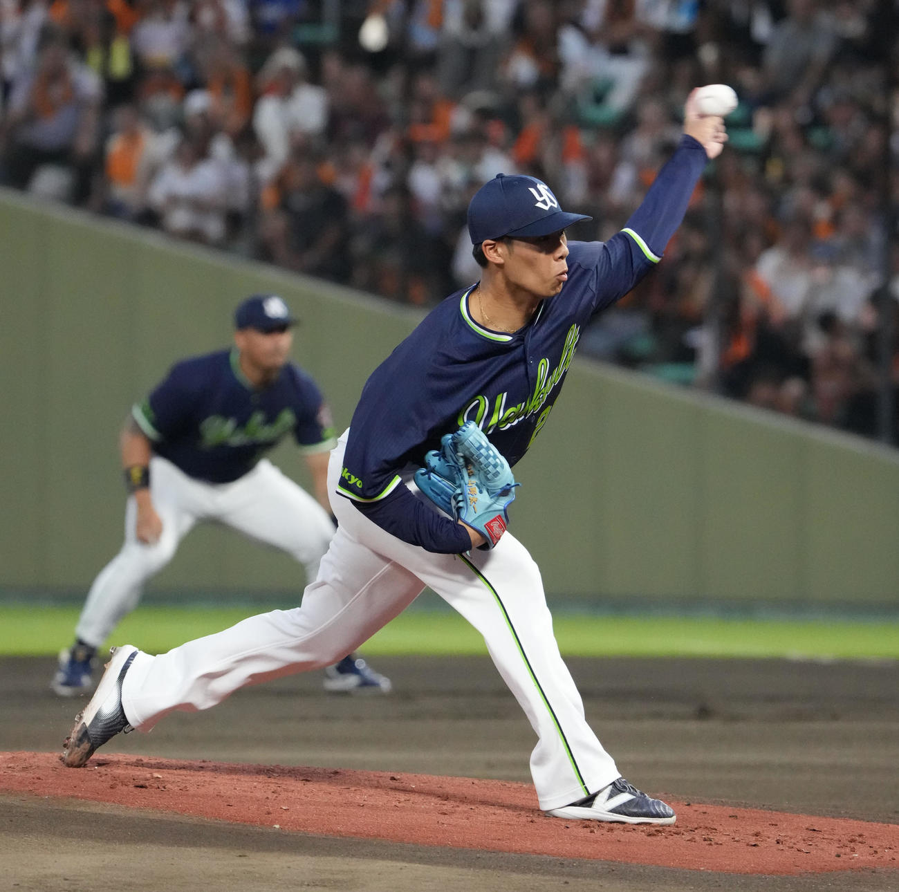 巨人対ヤクルト　1回裏、登板するヤクルト先発の山野（撮影・森本幸一）