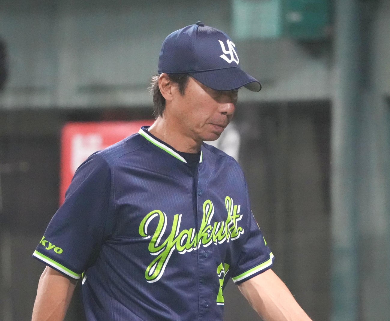 巨人対ヤクルト　8回表終了、選手交代を告げベンチへ戻る高津監督（撮影・森本幸一）
