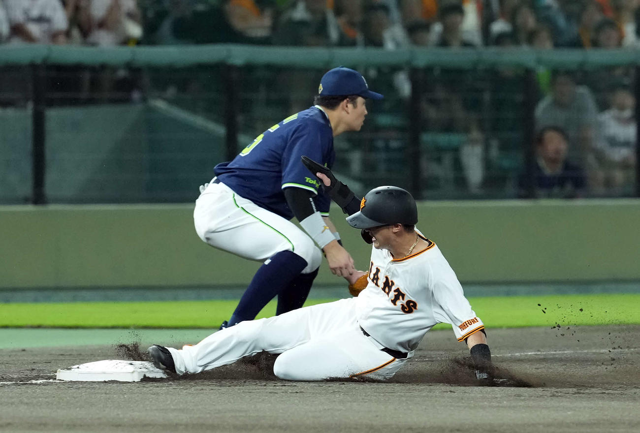 巨人対ヤクルト　3回裏巨人2死一塁、岡本和の中前打で三塁へ進塁する一走吉川（撮影・たえ見朱実）