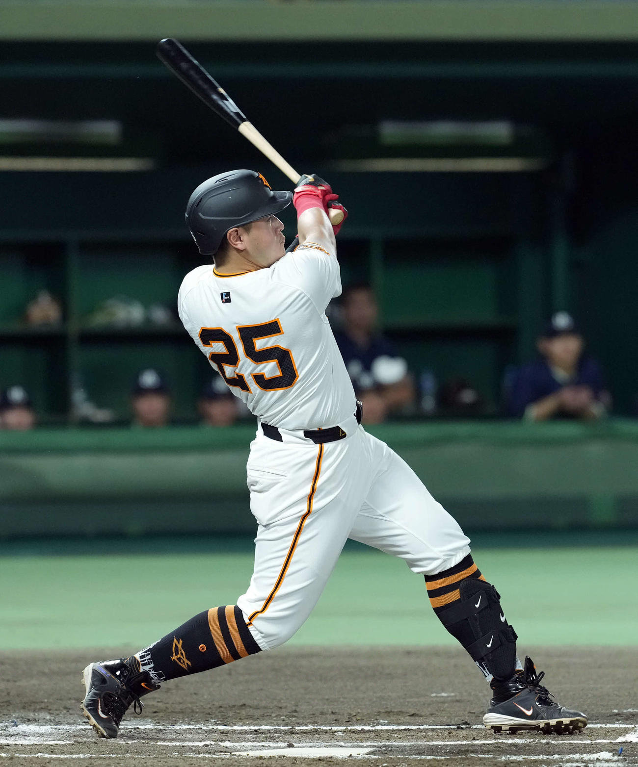 巨人対ヤクルト　3回裏巨人2死一塁、中前打を放つ岡本和（撮影・たえ見朱実）