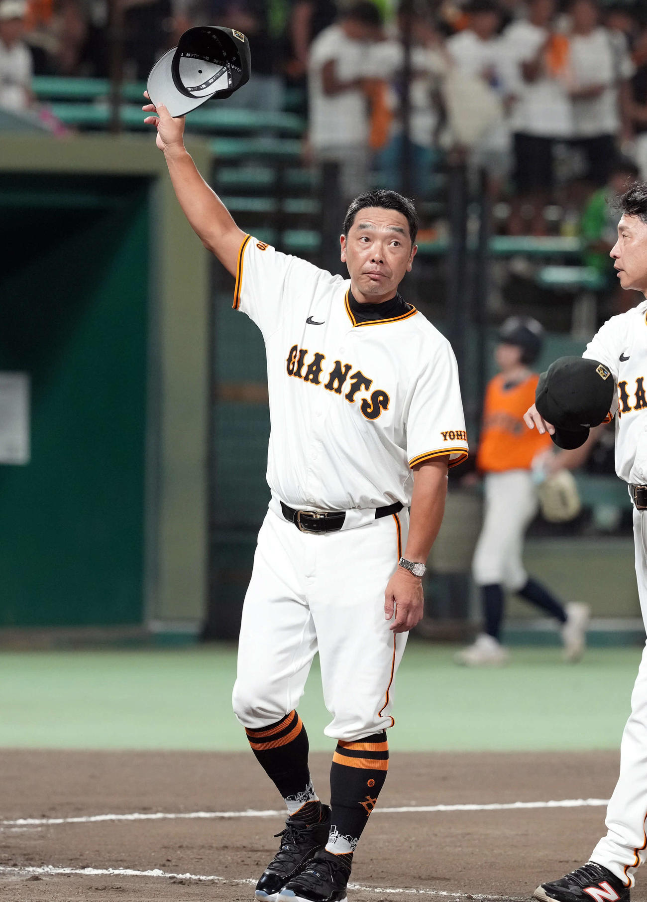 巨人対ヤクルト　ヤクルトに勝利しファン声援に応える巨人阿部監督（撮影・たえ見朱実）