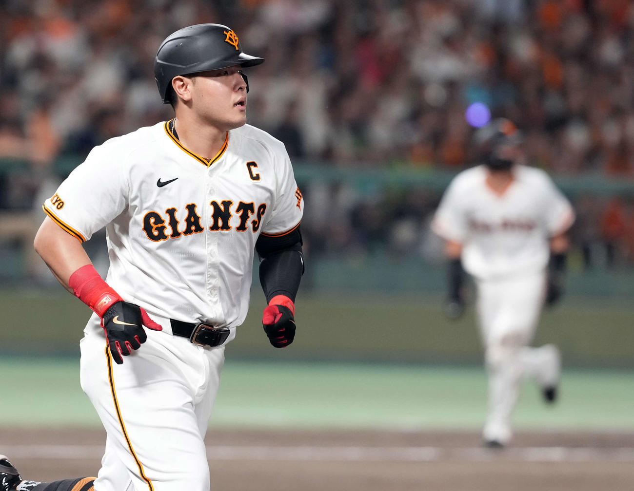 巨人対ヤクルト　5回裏巨人2死一、三塁、右越えに3点本塁打を放った岡本和（撮影・たえ見朱実）