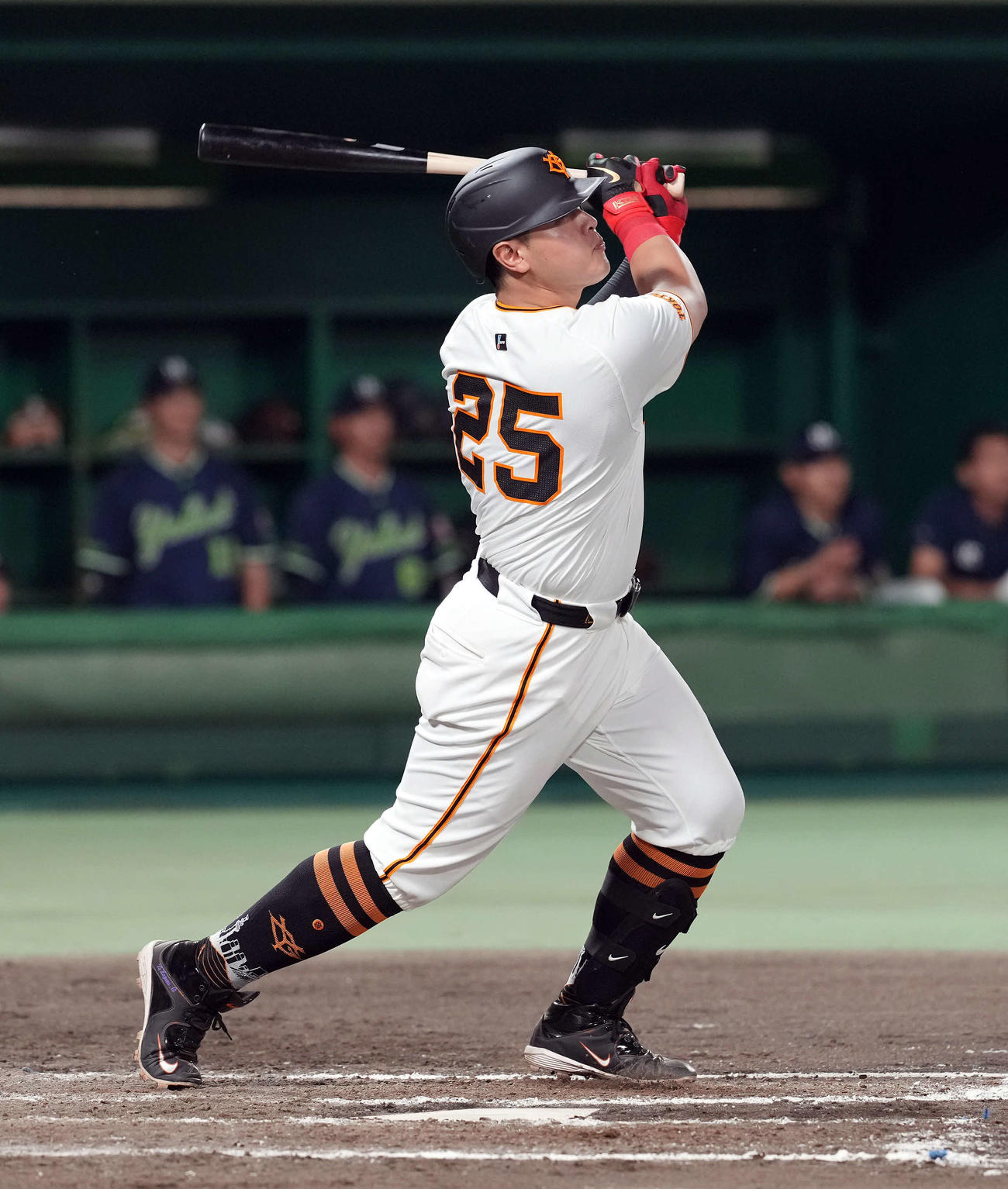 巨人対ヤクルト　5回裏巨人2死一、三塁、右越えに3点本塁打を放つ岡本和（撮影・たえ見朱実）