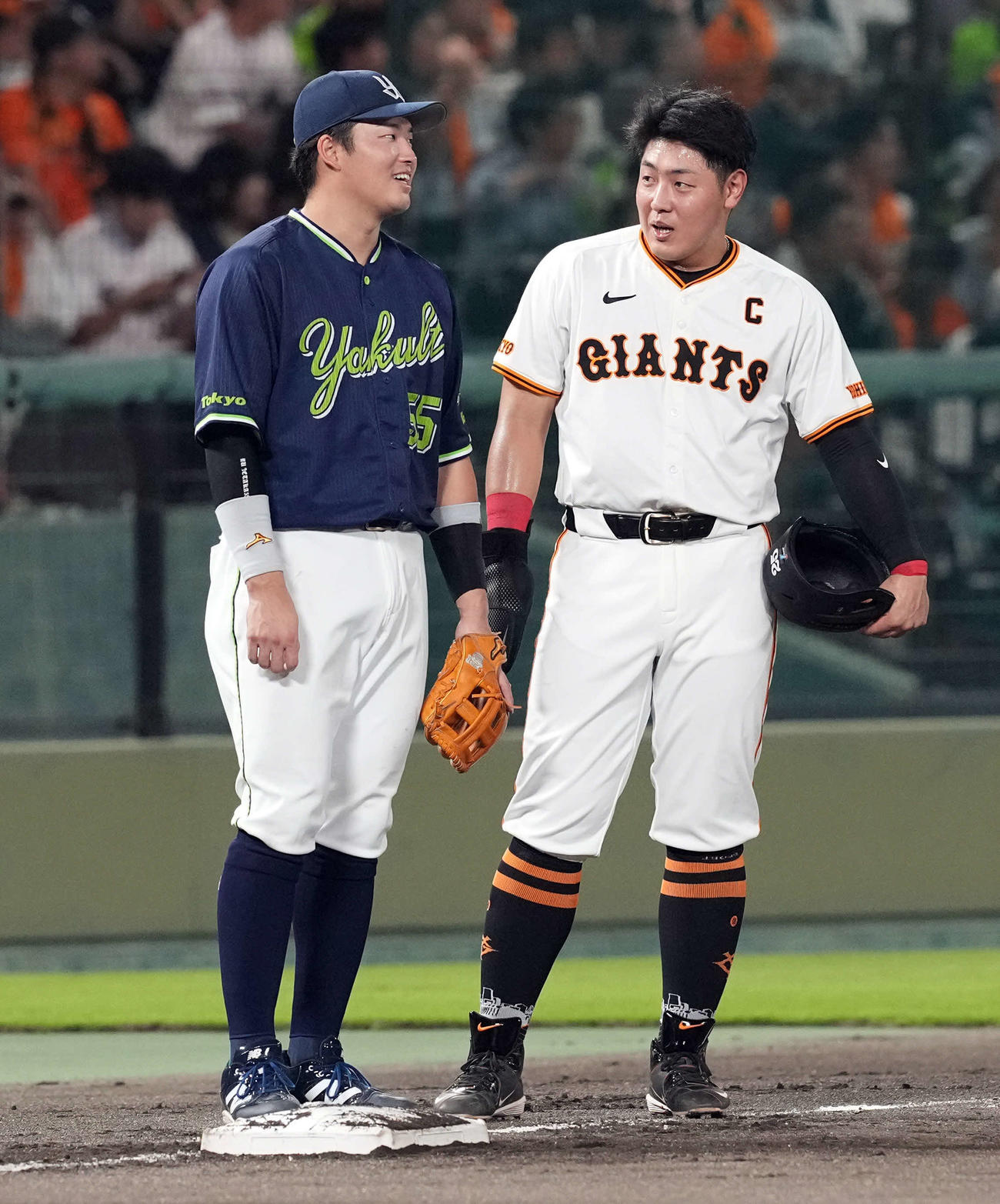 巨人対ヤクルト　3回裏、リプレー検証中にヤクルト村上（左）と談笑する巨人岡本和（撮影・たえ見朱実）