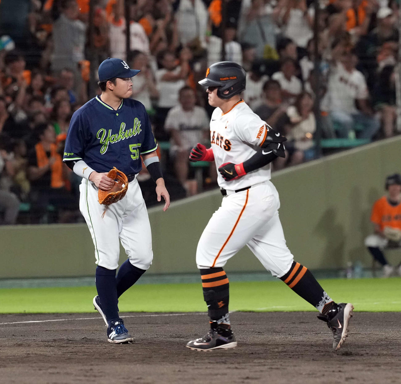 巨人対ヤクルト　5回裏巨人2死一、三塁、右越えに3点本塁打を放った岡本和を横目に悔しそうな表情の村上（撮影・たえ見朱実）