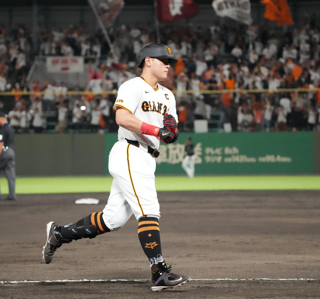 巨人対ヤクルト　5回裏巨人2死一、三塁、右越え3点本塁打を放ちダイヤモンドをまわる岡本和（撮影・森本幸一）