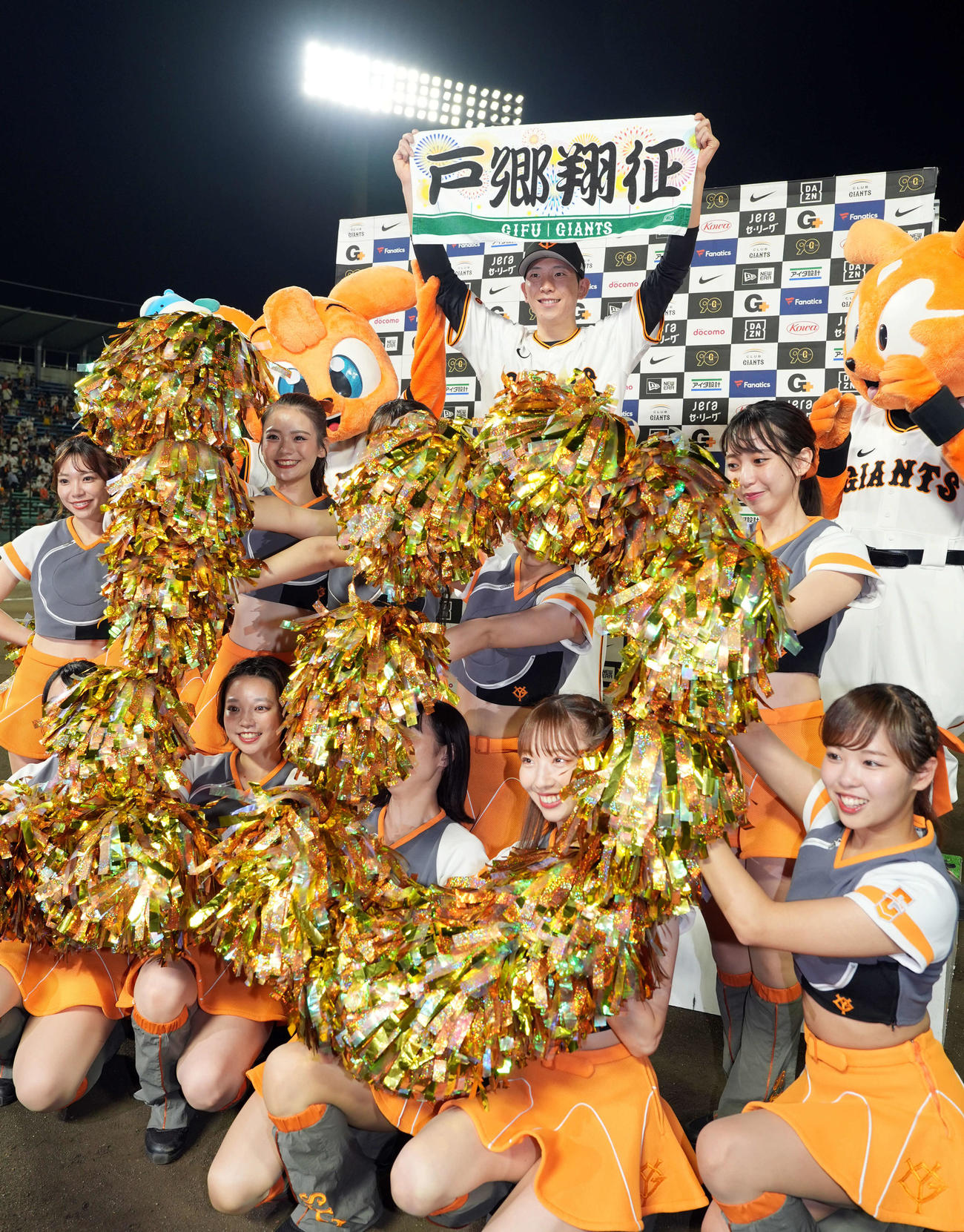 巨人対ヤクルト　今季10勝目を挙げ笑顔を見せる巨人戸郷翔征（撮影・たえ見朱実）