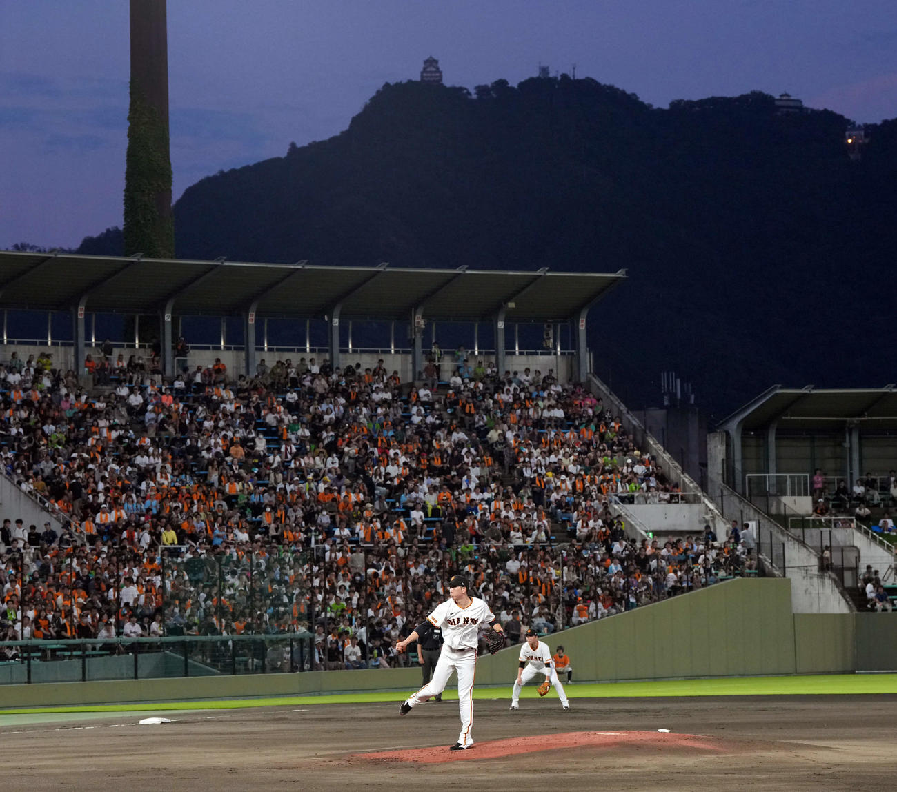 巨人対ヤクルト　岐阜城を背に力投する巨人の先発戸郷（撮影・たえ見朱実）