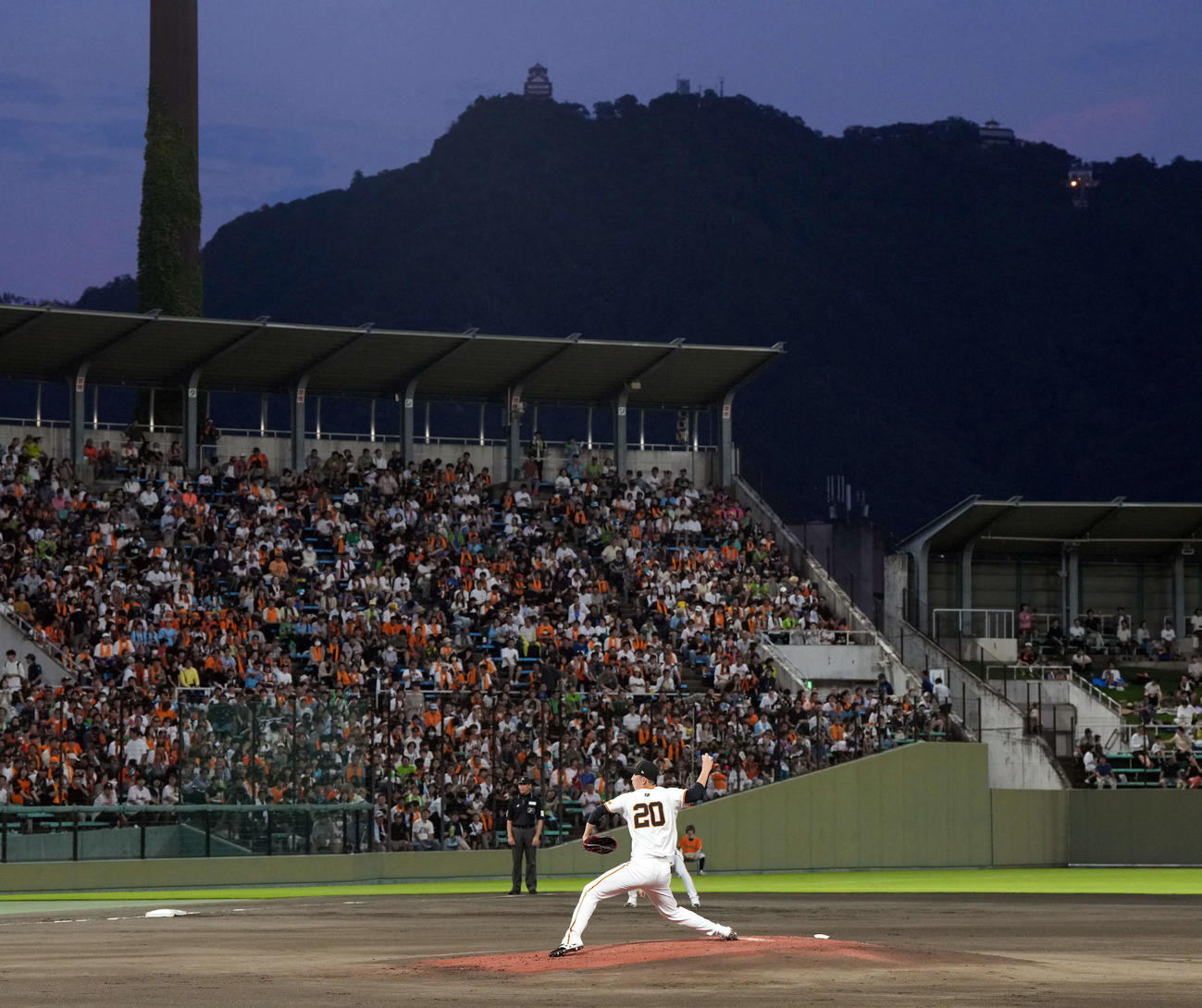 巨人対ヤクルト　岐阜城を背に力投する巨人の先発戸郷（撮影・たえ見朱実）