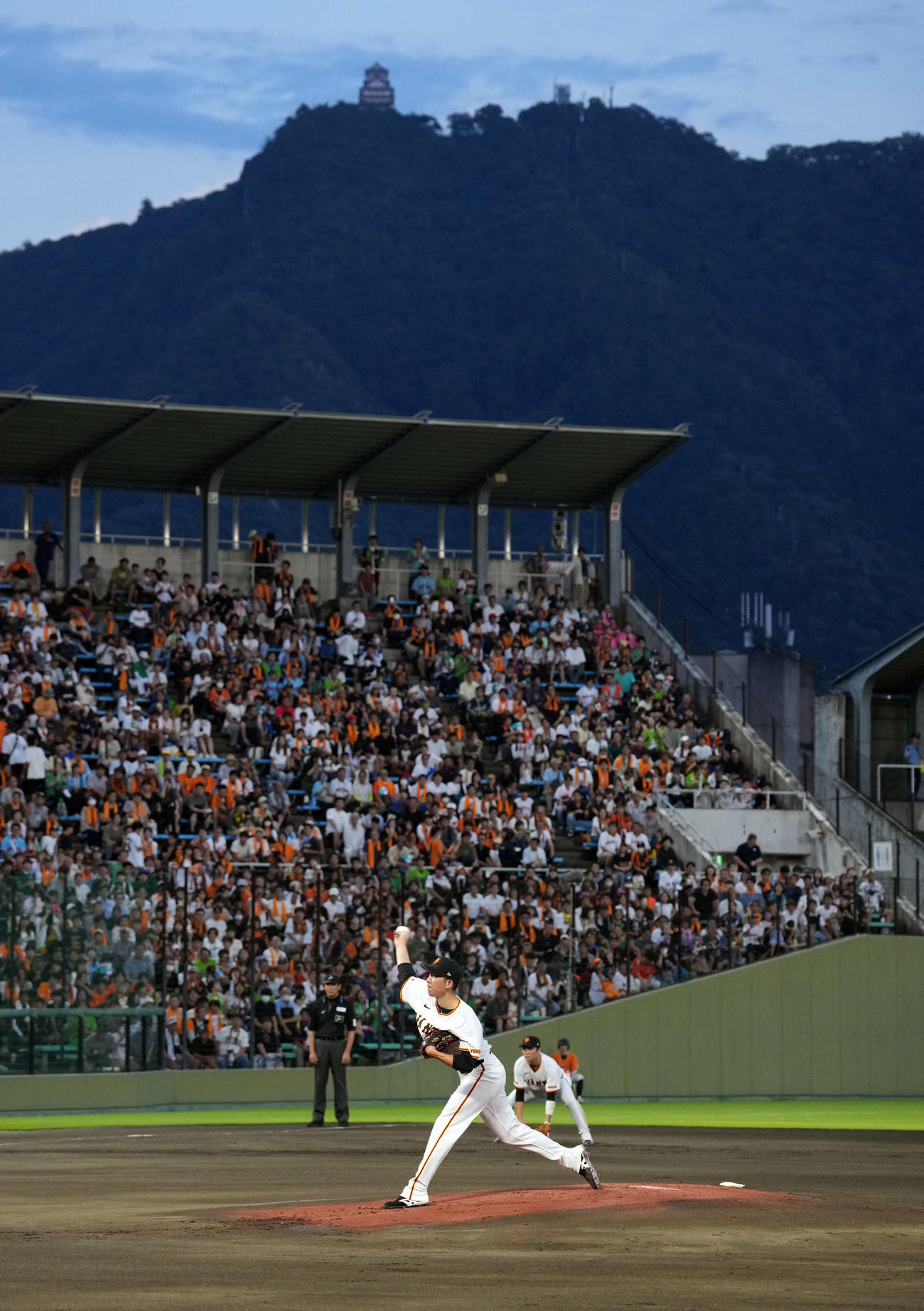 巨人対ヤクルト　岐阜城を背に力投する巨人の先発戸郷（撮影・たえ見朱実）