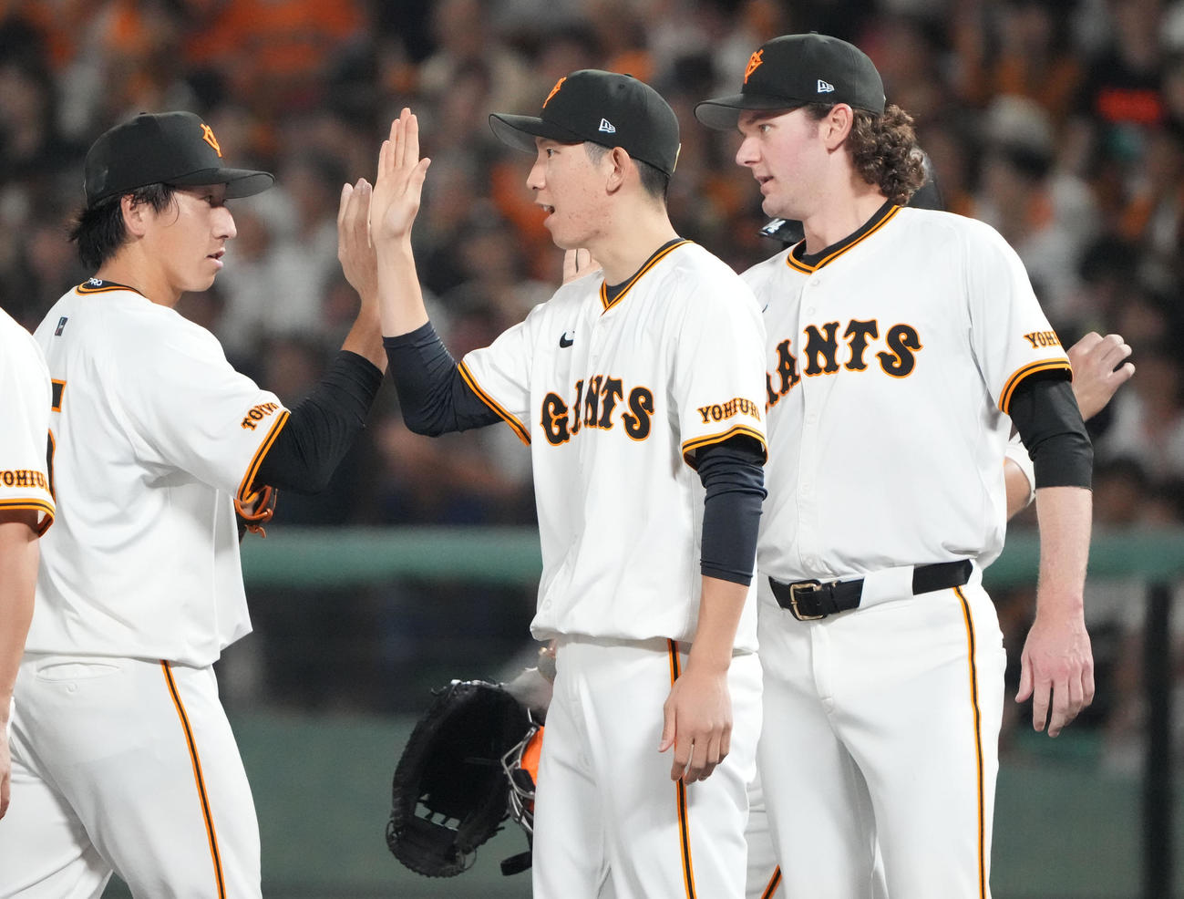 巨人対ヤクルト　試合終了、ナインを迎える戸郷（中央）（撮影・森本幸一）