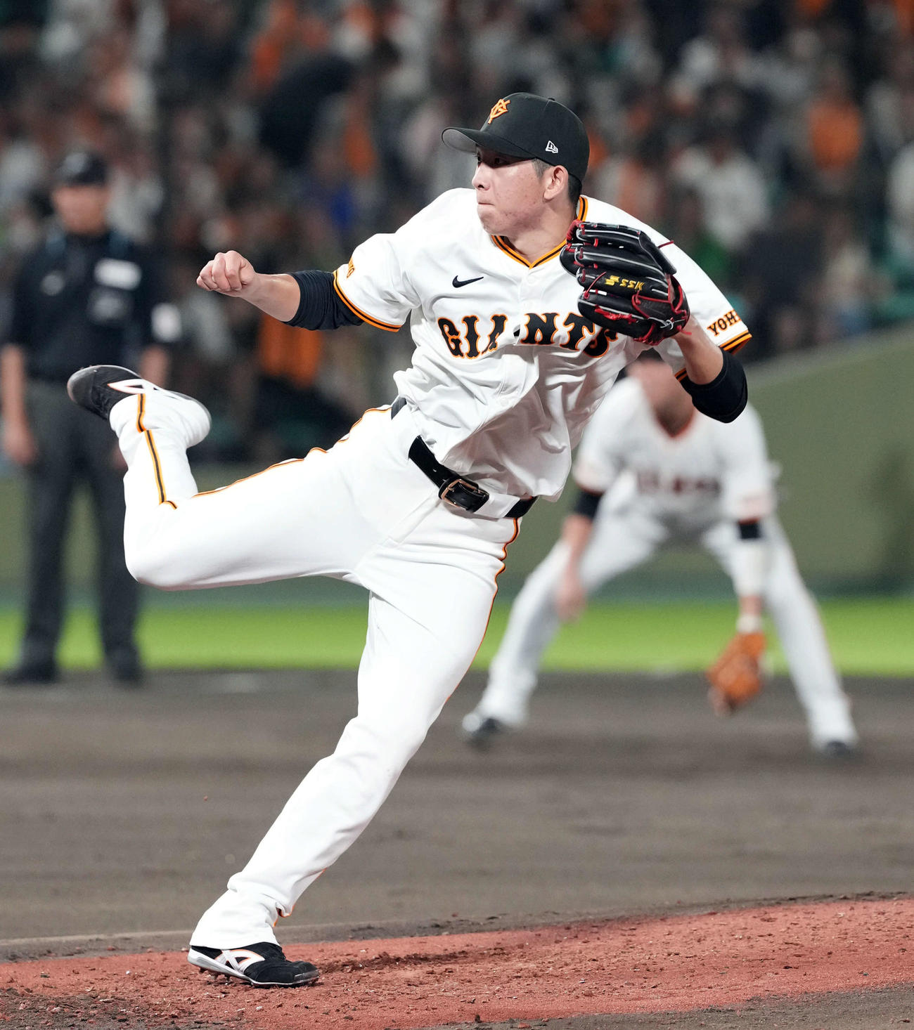 巨人対ヤクルト　力投する巨人の先発戸郷（撮影・たえ見朱実）