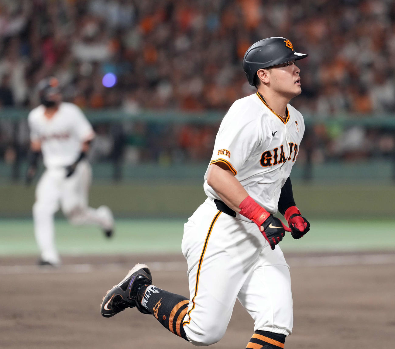 巨人対ヤクルト　5回裏巨人2死一、三塁、右越えに3点本塁打を放った岡本和（撮影・たえ見朱実）