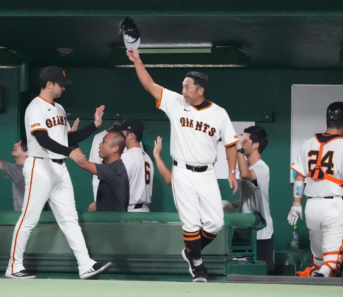 巨人対ヤクルト　試合終了、ファンの声援に応える阿部監督（中央）（撮影・森本幸一）