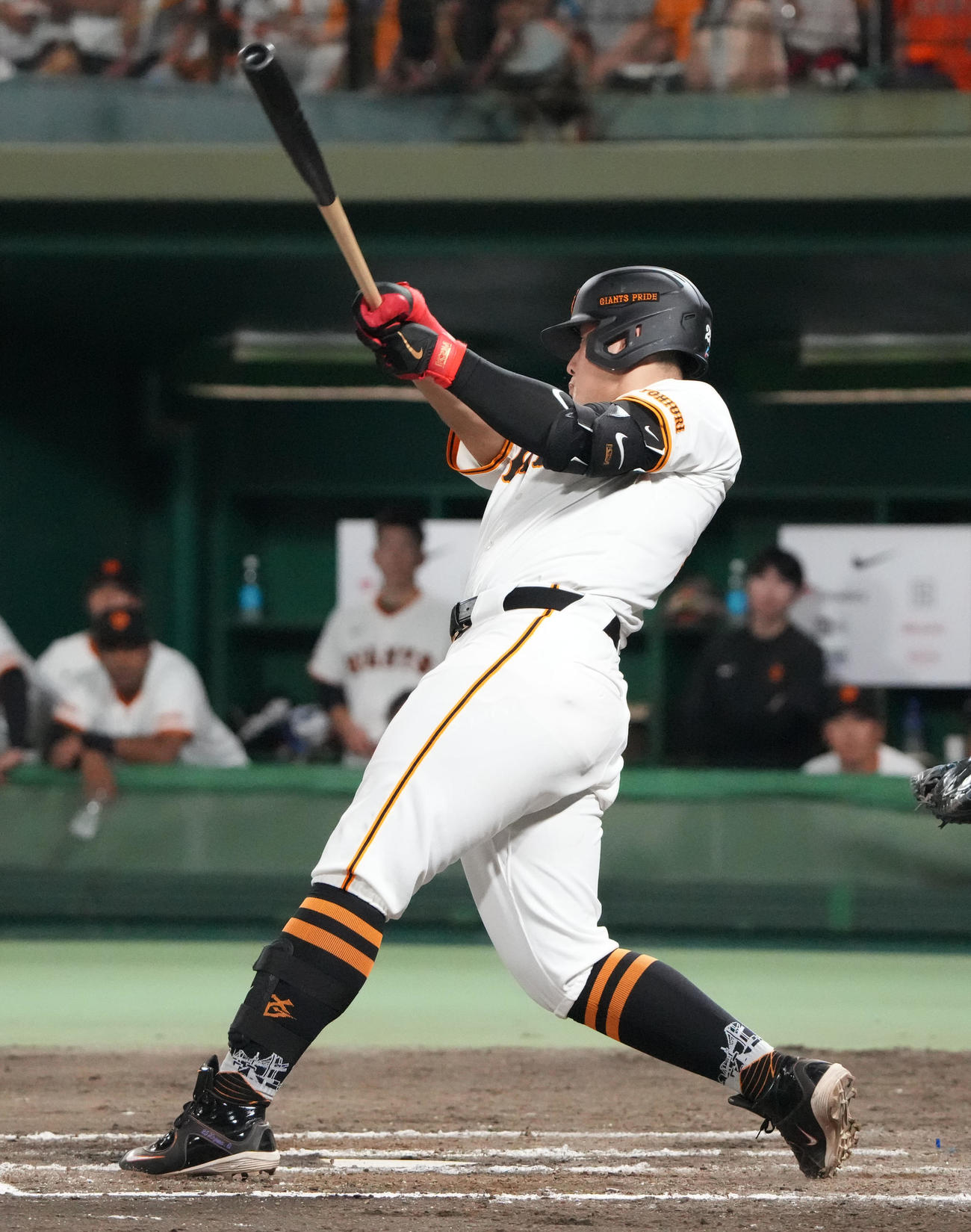 巨人対ヤクルト　5回裏巨人2死一、三塁、岡本和は右越え先制3点本塁打を放つ（撮影・森本幸一）