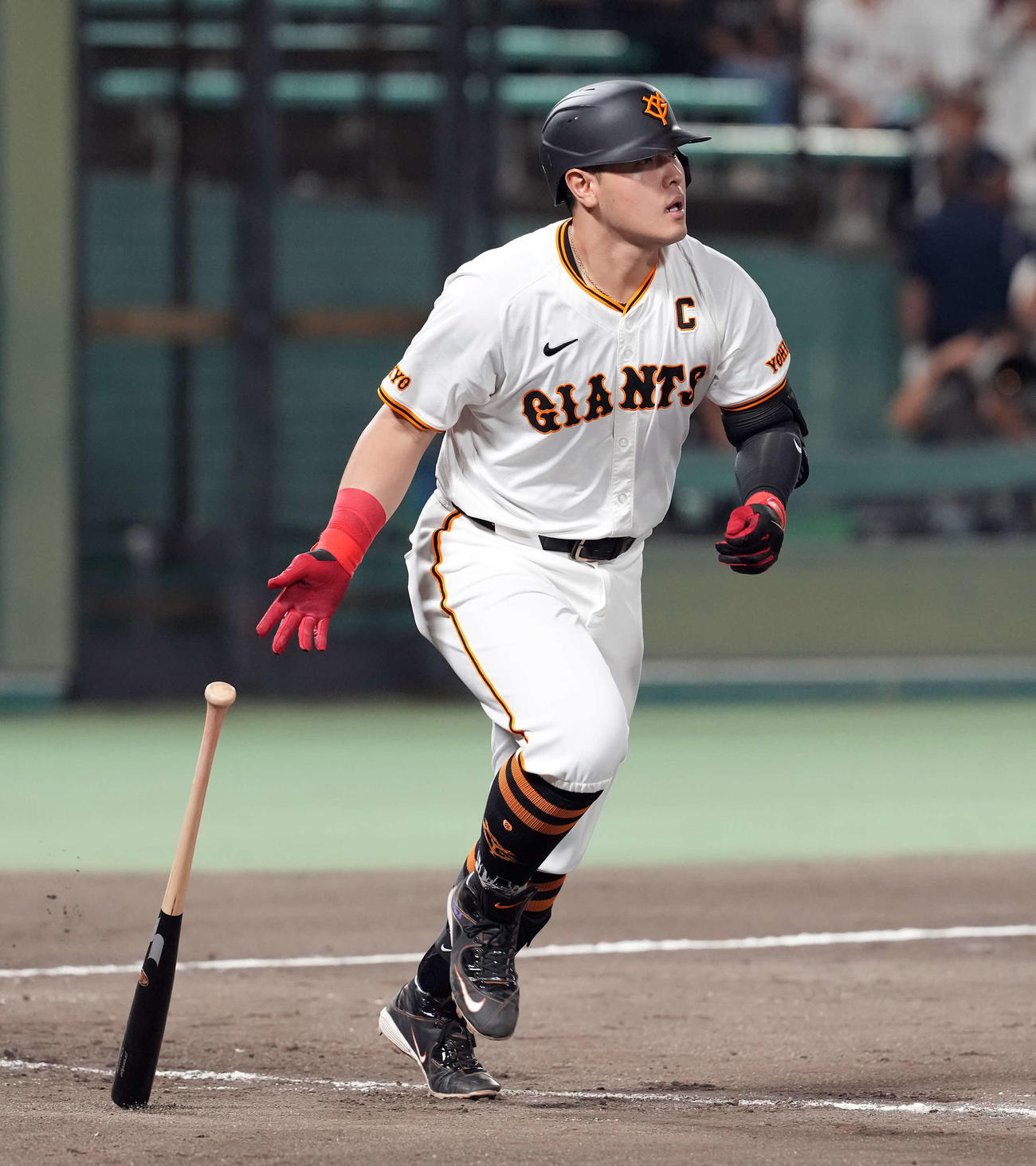 巨人対ヤクルト　5回裏巨人2死一、三塁、右越えに3点本塁打を放つ岡本和（撮影・たえ見朱実）