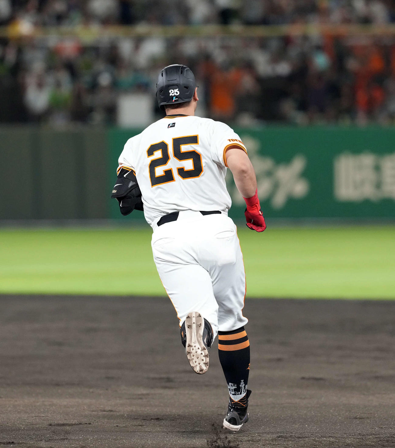巨人対ヤクルト　5回裏巨人2死一、三塁、右越えに3点本塁打を放った岡本和（撮影・たえ見朱実）