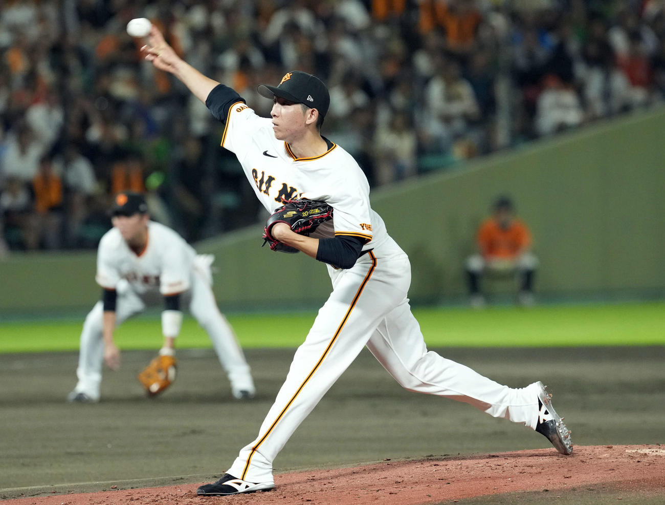 巨人対ヤクルト　力投する巨人の先発戸郷（撮影・たえ見朱実）