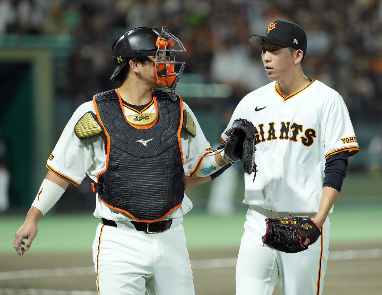 巨人対ヤクルト　3回表、捕手の大城と話をしながらベンチに戻る巨人戸郷（撮影・たえ見朱実）