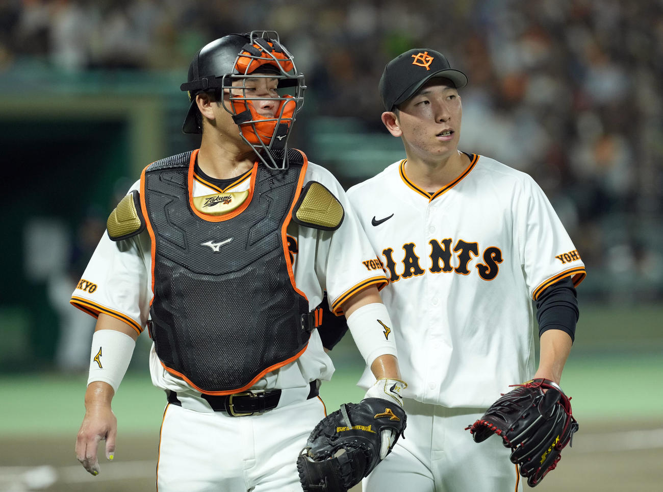 巨人対ヤクルト　3回表、捕手の大城と話をしながらベンチに戻る巨人戸郷（撮影・たえ見朱実）