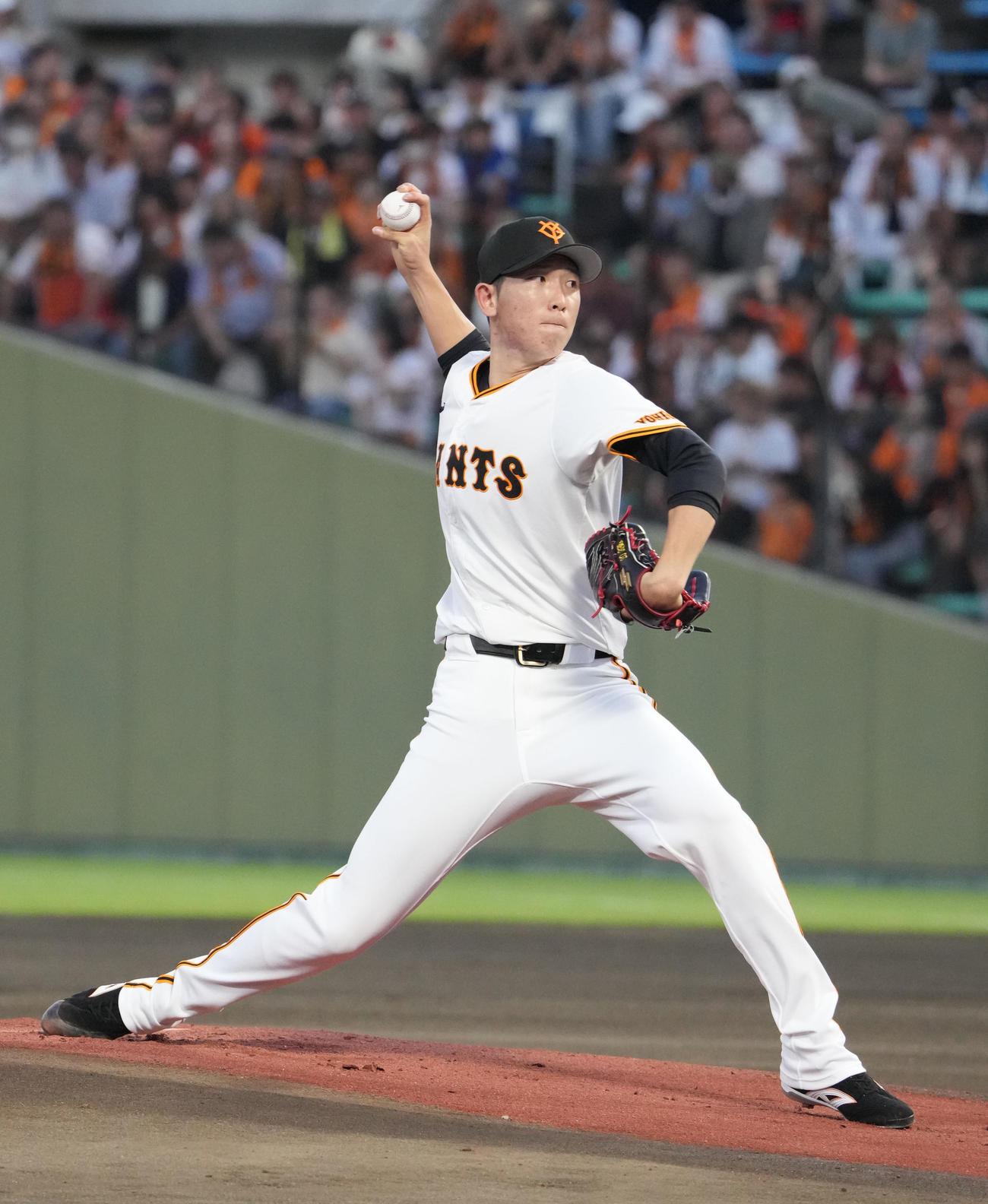 巨人対ヤクルト　1回表、登板する巨人先発の戸郷（撮影・森本幸一）
