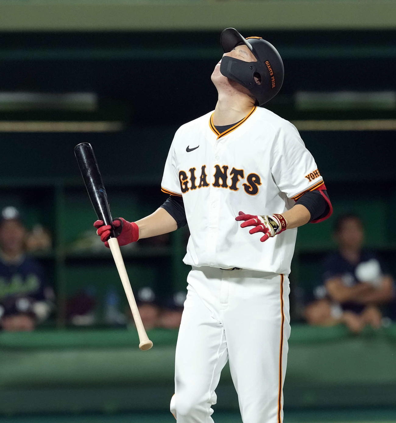 巨人対ヤクルト　2回裏巨人2死一、三塁、見逃し三振に倒れ悔しがる戸郷（撮影・たえ見朱実）