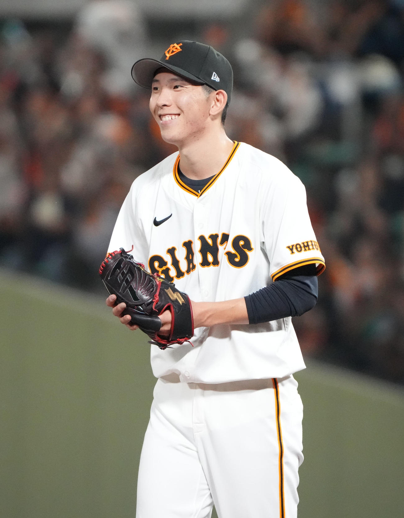 巨人対ヤクルト　7回表ヤクルト2死、山田を三ゴロに仕留め明るい表情を見せる戸郷（撮影・森本幸一）