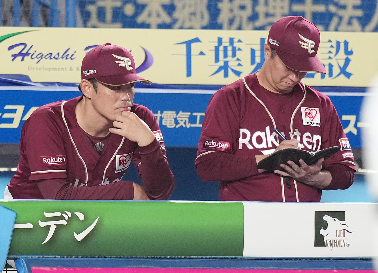 ロッテ対楽天　ベンチで浮かない表情の楽天今江監督（左）（撮影・鈴木みどり）