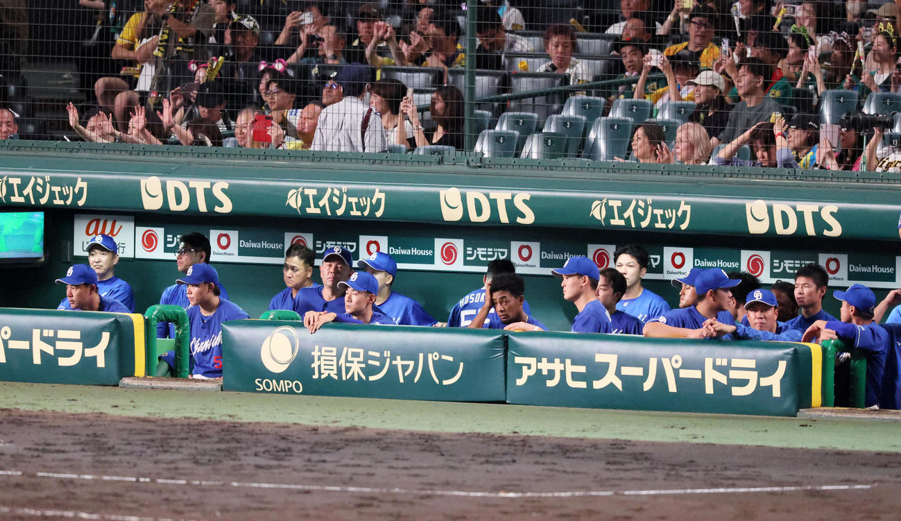 阪神対中日　阪神に3連敗した中日ナイン（撮影・加藤哉）
