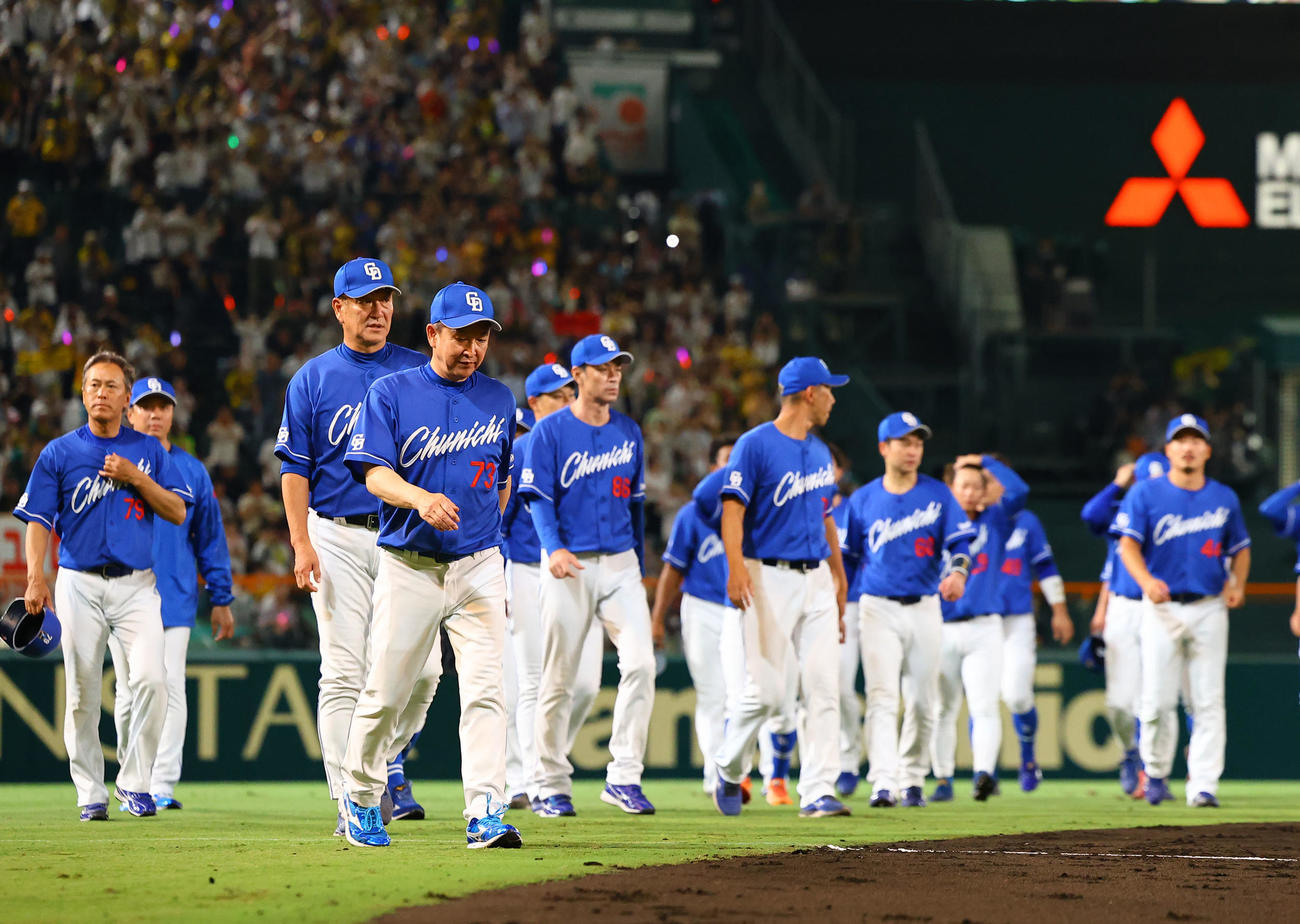 阪神対中日　甲子園最終戦を終え、足取り重く引き揚げる立浪監督（左から4人目）ら中日ナイン（撮影・藤尾明華）