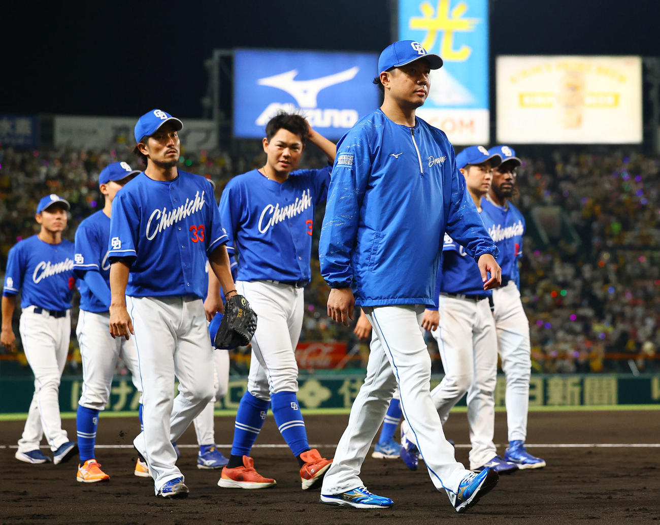 阪神対中日　甲子園最終戦を終え、あいさつを終えて引き揚げる大野（右から3人目）ら中日ナイン（撮影・藤尾明華）