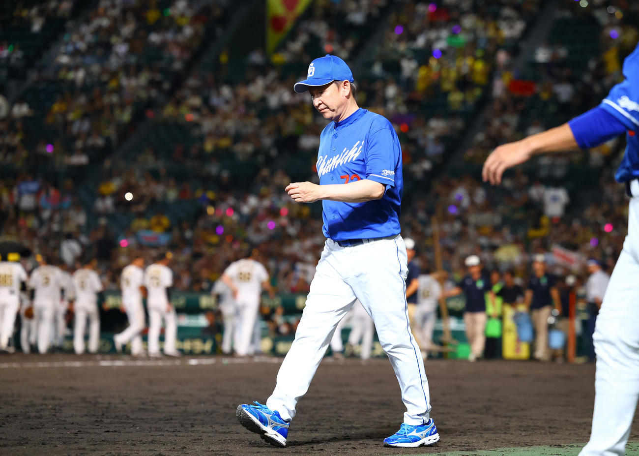 阪神対中日　甲子園最終戦を終え、スタンドへあいさつに向かう中日立浪監督（撮影・藤尾明華）
