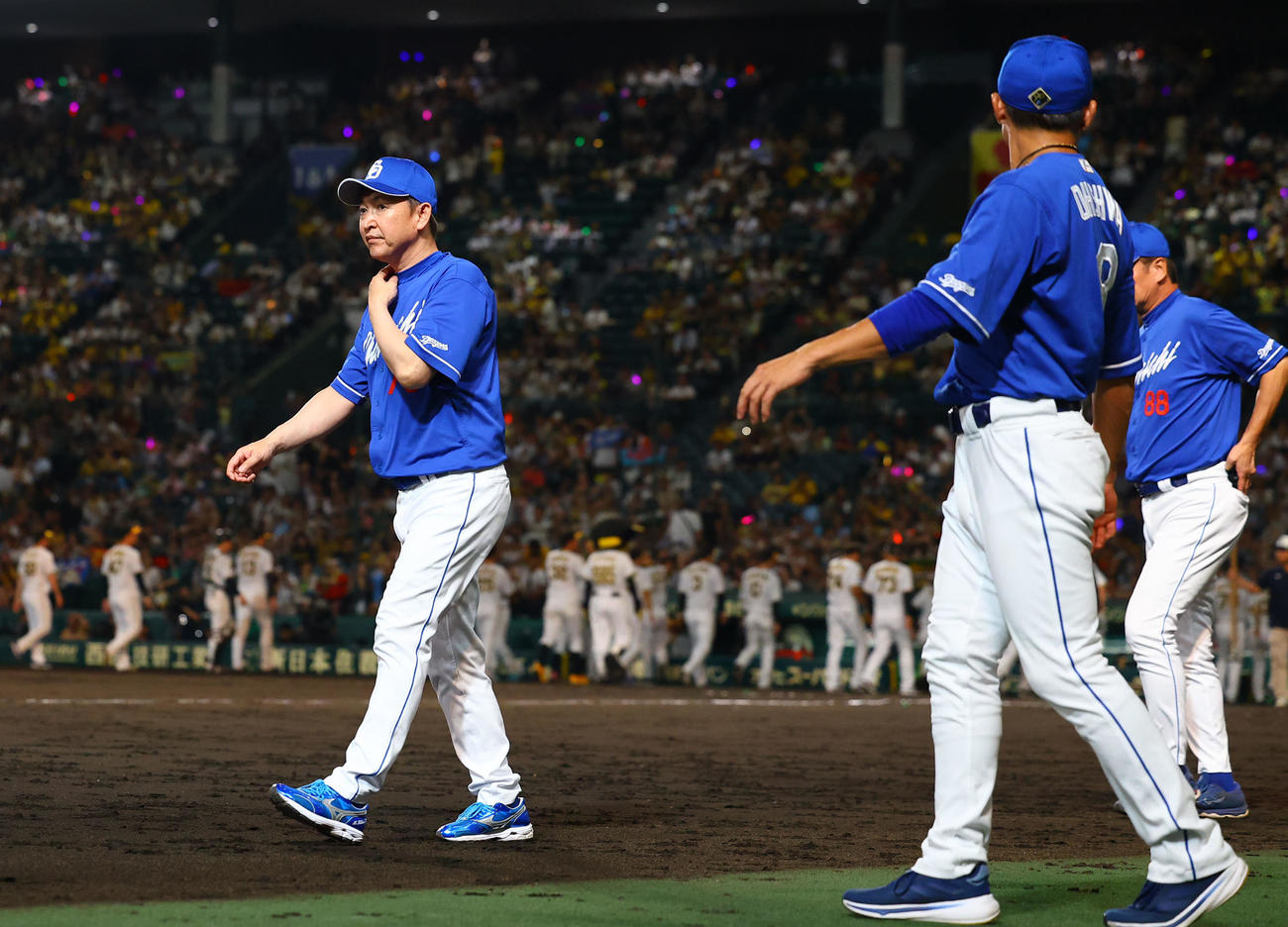 阪神対中日　甲子園最終戦を終え、スタンドへあいさつに向かう中日立浪監督（撮影・藤尾明華）