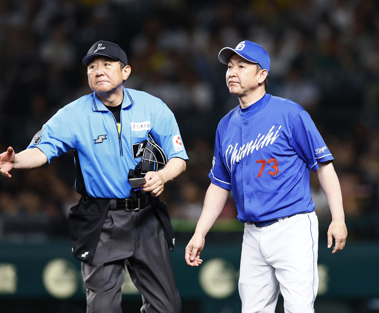 阪神対中日　6回裏阪神2死一、二塁、投手交代を告げる立浪監督（撮影・藤尾明華）