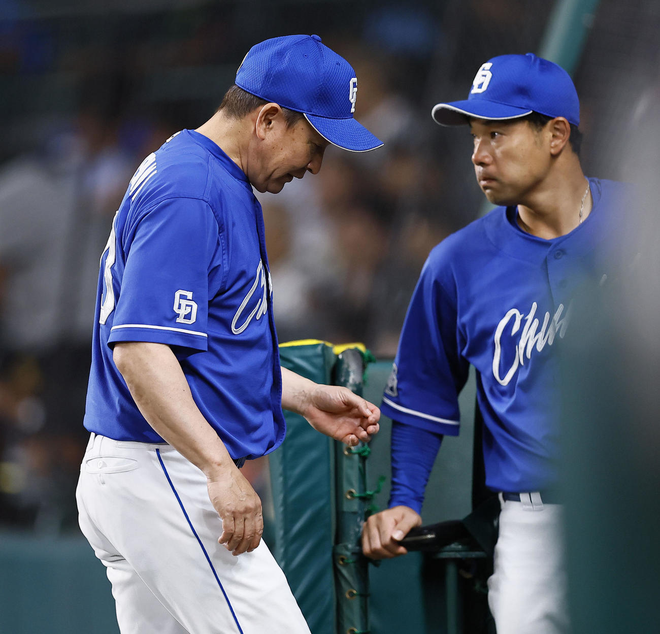 阪神対中日　6回裏阪神2死一、二塁、投手交代を告げベンチ戻る立浪監督（撮影・藤尾明華）