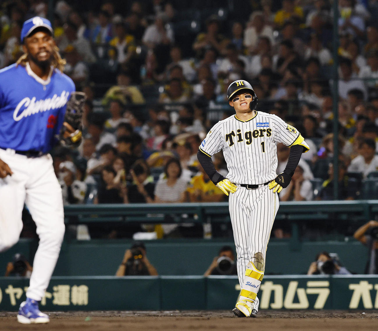 阪神対中日　6回裏阪神2死一、二塁、三直に倒れ悔しがる森下（撮影・藤尾明華）