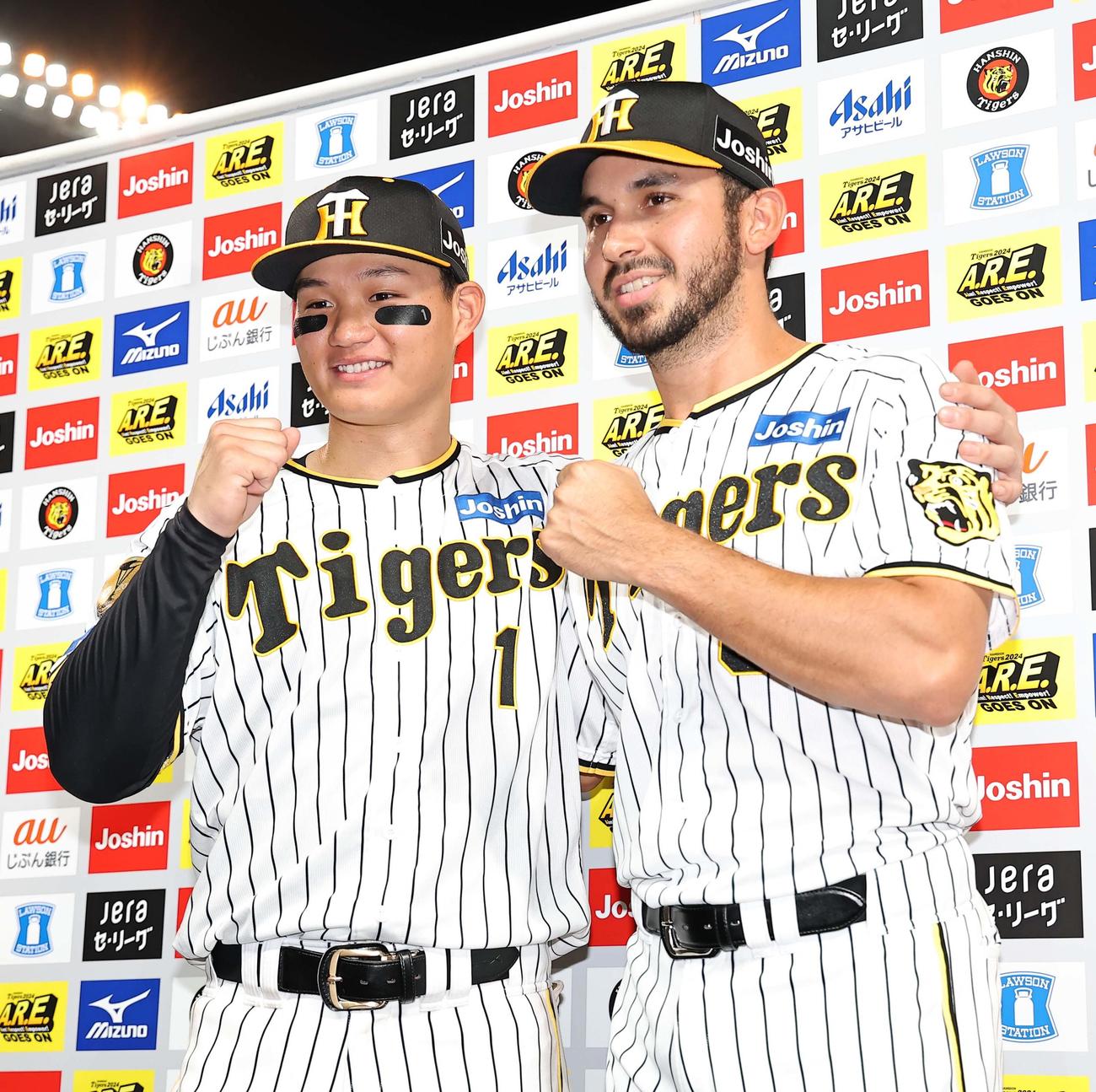 阪神対中日　お立ち台でガッツポーズをする森下（左）とゲラ（撮影・上田博志）