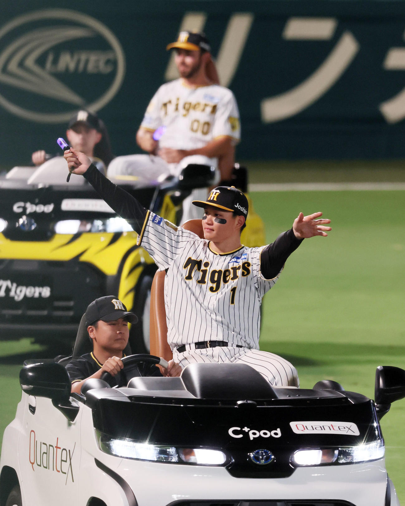 阪神対中日　ヒーローインタビューを終えリリーフカーで場内1周する森下。後方はゲラ（撮影・加藤哉）